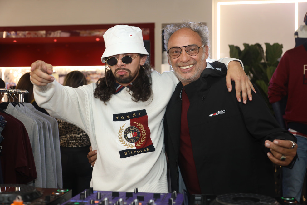 EL diseñador norteamericano “Tommy Hilfiger”, abre su primer flaghsipstore en Bogotá, el primer espacio de este estilo en Latinoamérica 

De la mano de reconocidas figuras como Carlos Torres, Laura Tobon, Nina Rodriguez, Vanessa Dominguez, ar artista musical Juan por Dios , la  Sisterly Style y una serio de invitados vip del mundo del arte, la moda y celebridades,  la marca presenta esta tarde en el marco de la apertura de su nuevo flaghipstore , su nueva colección  TH Monogram,