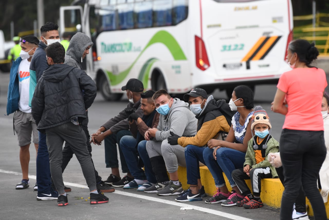 Imágenes capturadas por uno de nuestro fotógrafos muestran a agentes de Migración Colombia ayudando a las personas del país hermano. A ellos se les ofreció comida y se espera que en las próximas horas continúen su camino.