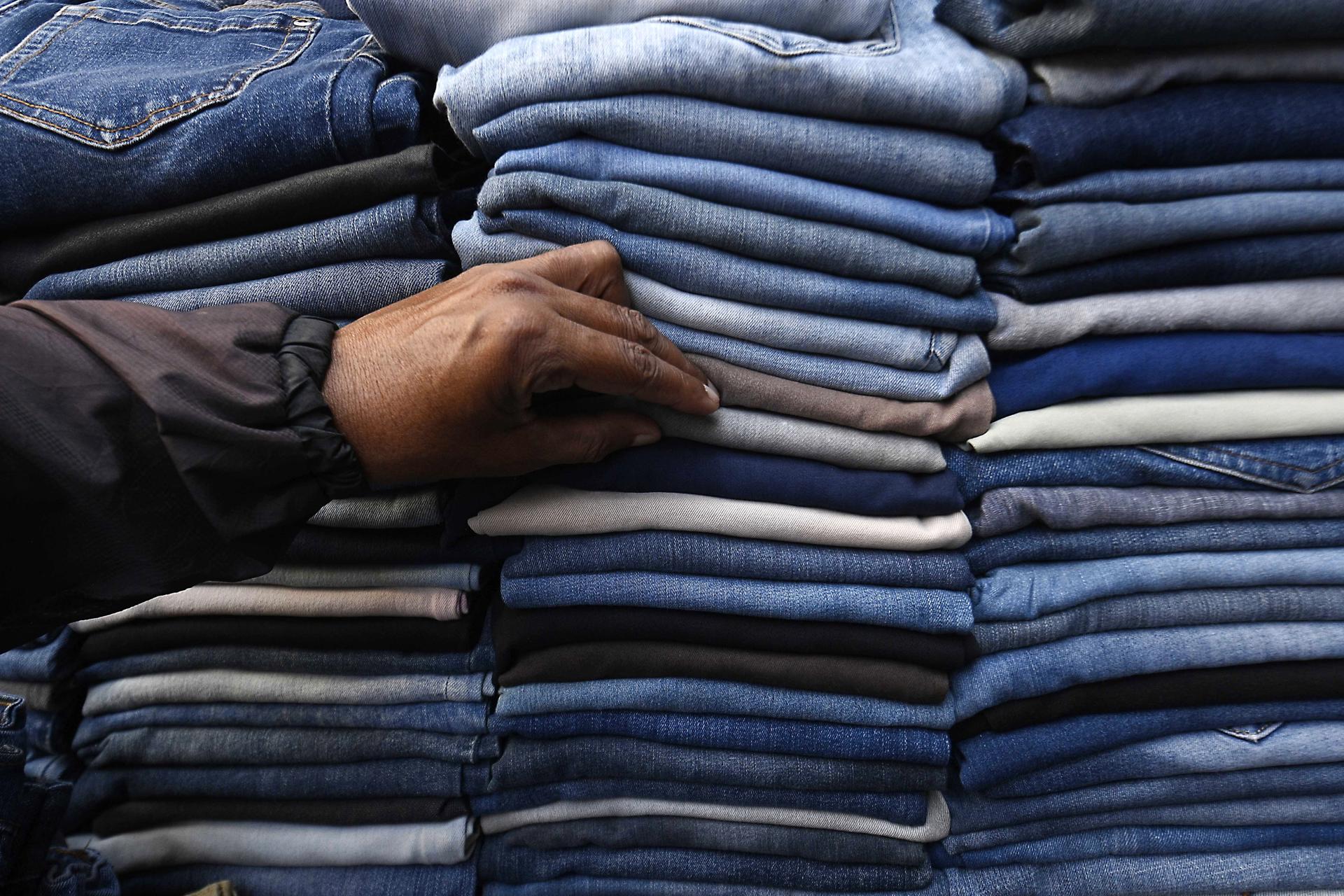 Prohibido que las empresas destruyan ropa que no vendan, la nueva norma ambiental de Europa