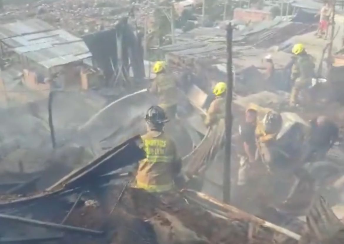 Incendio dejó 6 casas destruidas y 67 personas afectadas en Medellín