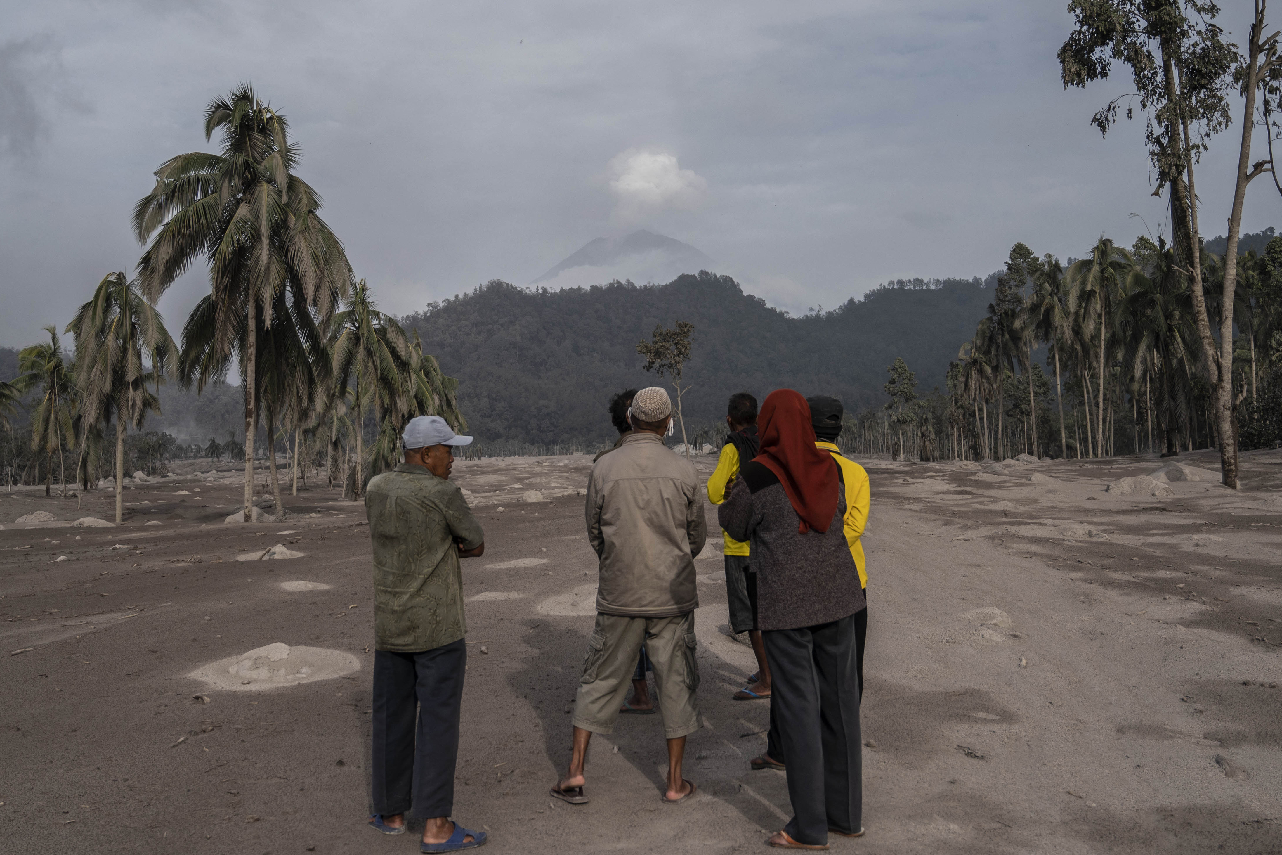 Erupción del volcán Semeru en Indonesia deja al menos 14 personas muertas