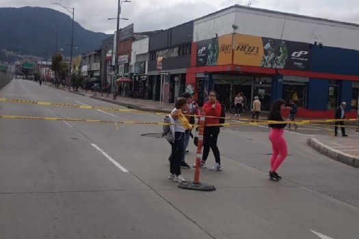La mañana de este martes 29 de octubre un grupo de vendedores informales salió a bloquear las vías aledañas a la estación Ricaurte luego de que fueran retirados por la Policía del túnel de la estación.