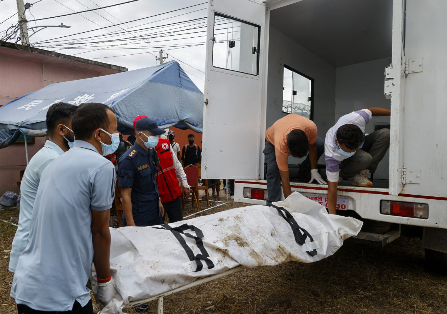 Chitwan (Nepal), 31/08/2026.- Volunteers carry the mortal remains of Ayush Khadka, one of the flash flood victim during a funeral at Devghat in Chitwan district, Nepal, 31 August 2026. More than 700 people were killed, and hundreds remain missing across northern Nepal after a glacial collapse and avalanche-triggered flash floods and mudslides along the Bhotekoshi and Trishuli river valleys near the Nepal-Tibet border, causing widespread destruction to settlements and infrastructure, according to the National Disaster Risk Reduction and Management Authority (NDRRMA). (Inundaciones) EFE/EPA/NARENDRA SHRESTHA
