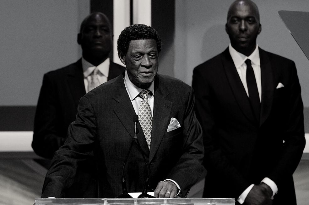 Elgin Baylor fue una de las primeras grandes estrellas de la liga norteamericana de baloncesto.