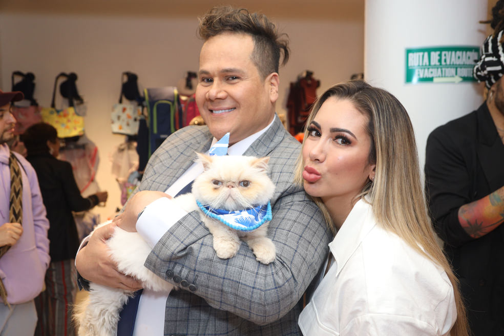 Mascotas y famosos desfilaron en una innovadora pasarela en Bogotá.