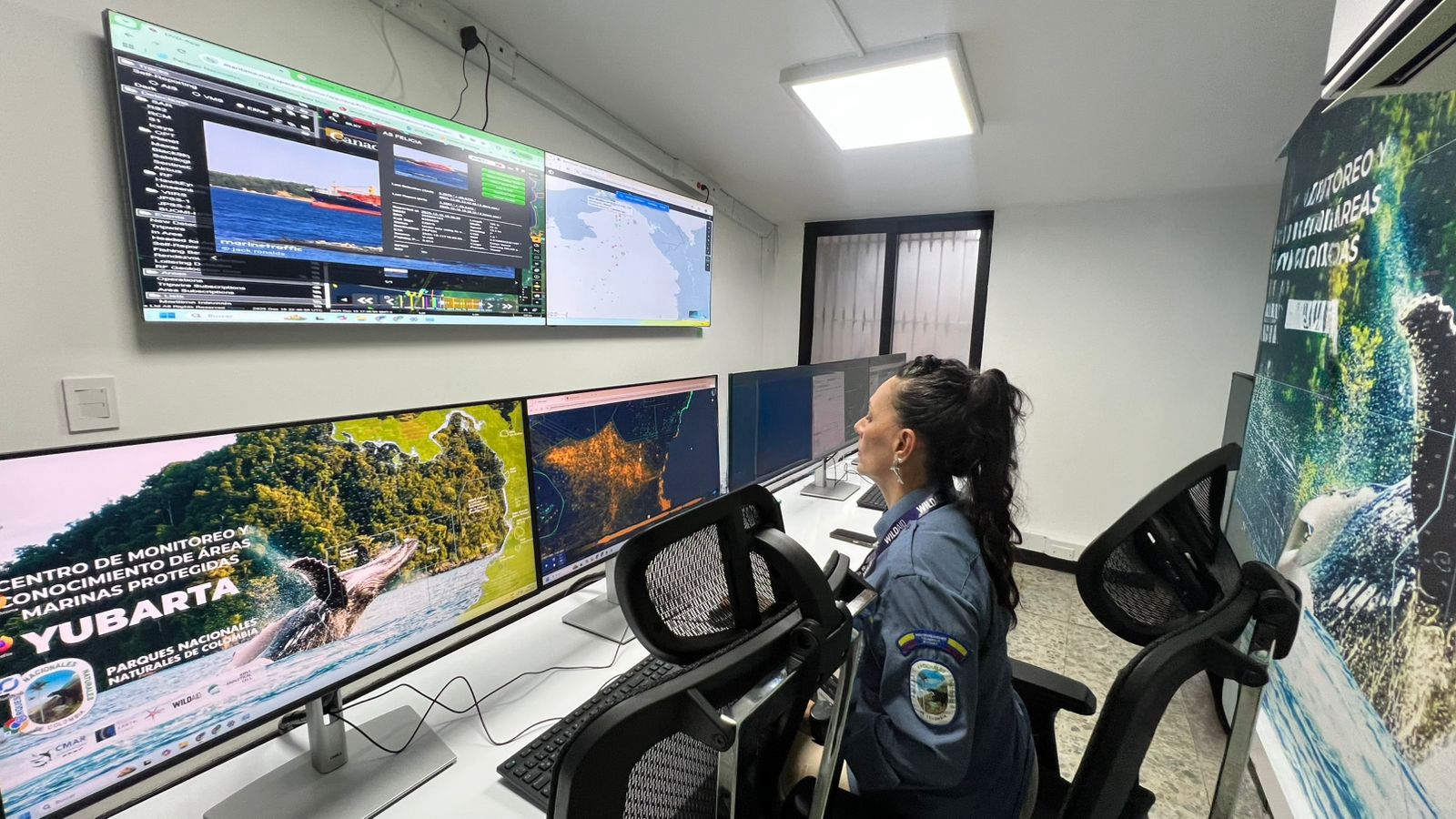 Estos son los equipos del centro de monitoreo Yubarta, que se encuentra en la sede de PNN en Cali.