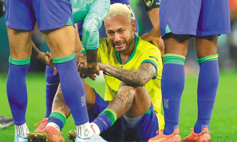 Neymar, capitán de la selección brasileña, no pudo contener las lágrimas tras la eliminación. La sexta Copa se ha hecho inalcanzable para Brasil, que llegó a Catar 2022 como favorita. / AFP