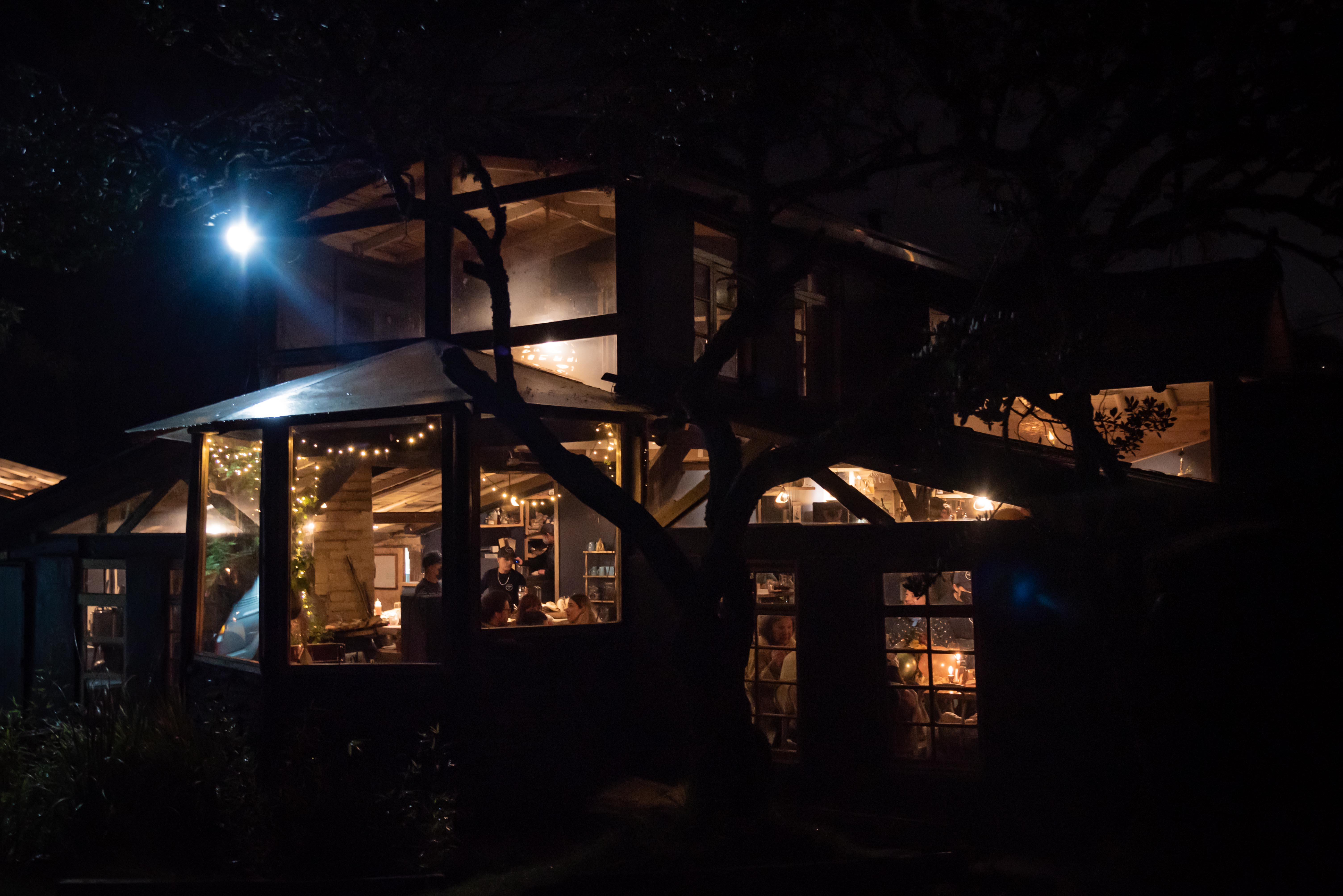 Una imagen de las noches de viernes en Santiamén Artesano. Los encuentros para la lectura se realizarán los jueves y la entrada tiene un costo de $30.000, que incluye el encuentro con el autor del libro elegido para la noche y una copa de vino. / Entremontañas Producciones