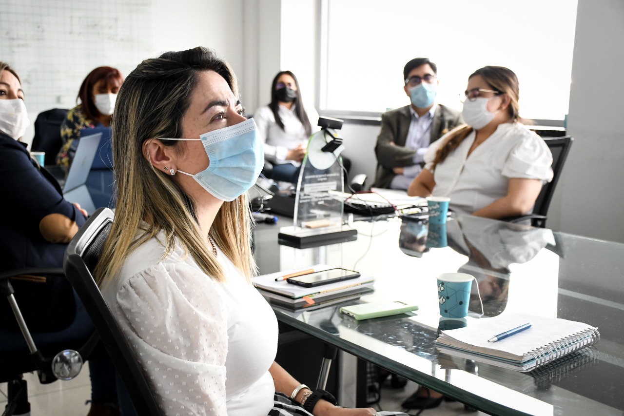 El sector en las que hay más funcionarias públicas y contratistas mujeres es en el de Salud.