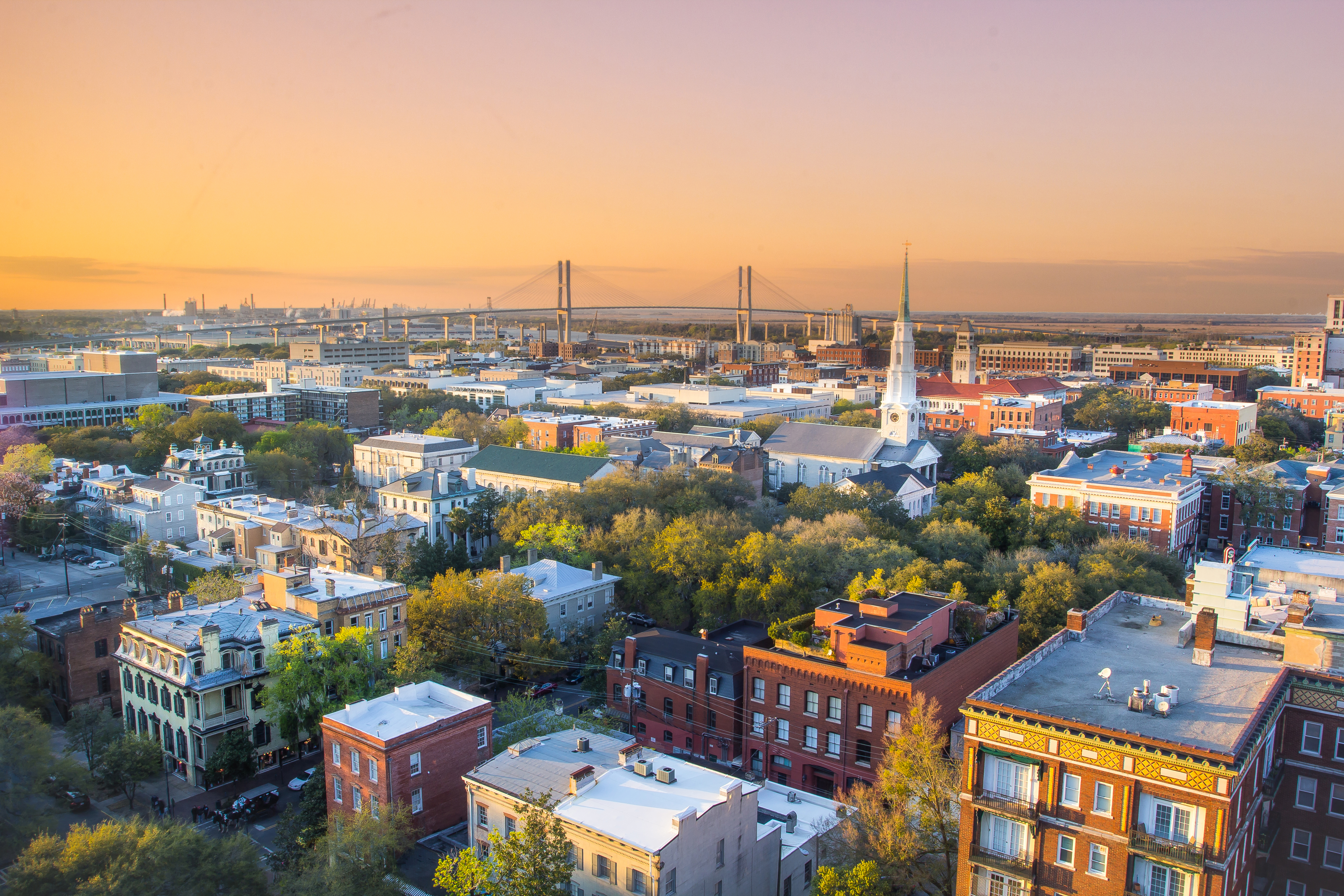 Savannah es para algunos la mejor cara del estado de Georgia y en donde mejor se vive ese “encanto del sur”, esta ciudad puerto es rica en diseño, cine, música y contrario a muchos lugares de EE.UU. está pensada para disfrutar de largas caminatas.