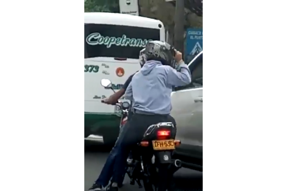 En video quedó registrado asalto en moto en el centro de Medellín