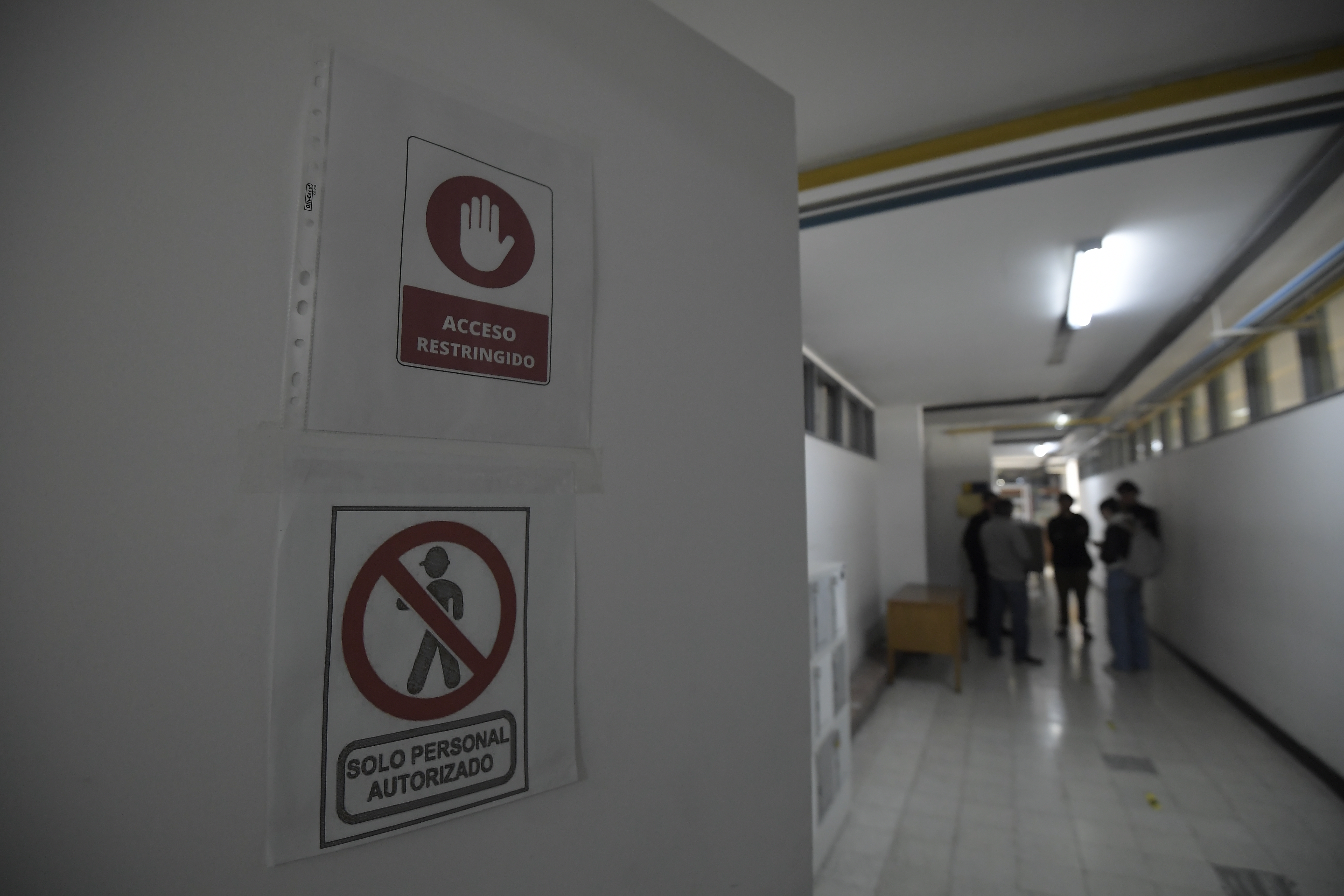 Recorrido por el departamento de Farmacia de la Universidad Nacional, sede Bogotá; se observa deterioro y grietas.
