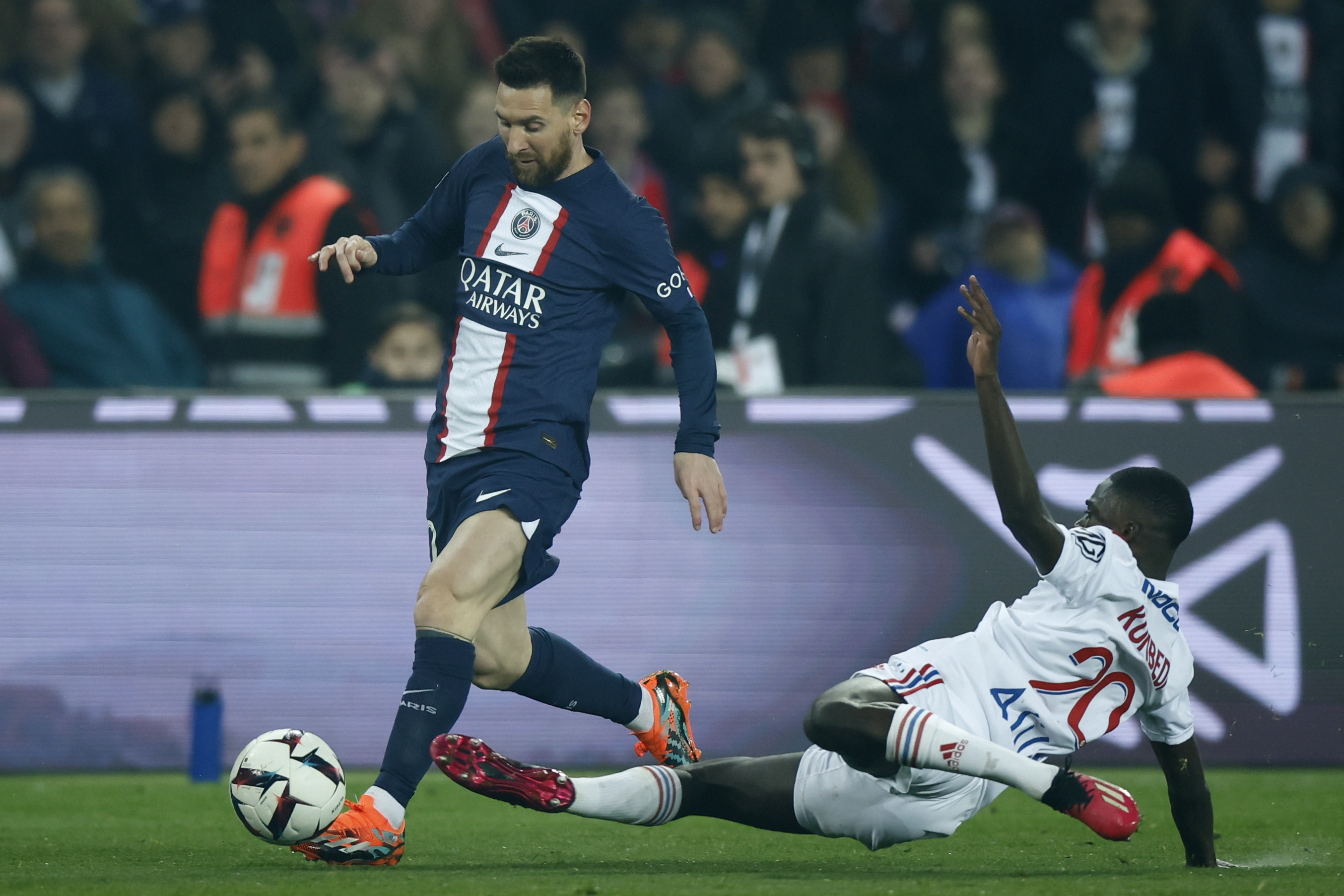 Paris (France), 02/04/2023.- Paris Saint Germain's Lionel Messi (L) and Lyon's Sael Kumbedi in action during the French Ligue 1 soccer match between PSG and Olympique Lyonnais at the Parc des Princes stadium in Paris, France, 02 April 2023. (Francia) EFE/EPA/YOAN VALAT