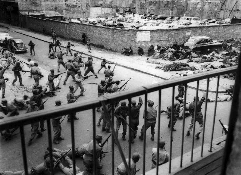 Unidades del Batallón Colombia abren fuego contra una manifestación estudiantil en Bogotá, con un saldo de 10 muertos y decenas de heridos, el 9 de junio de 1954, durante el gobierno militar./ Julio Flórez Ángel