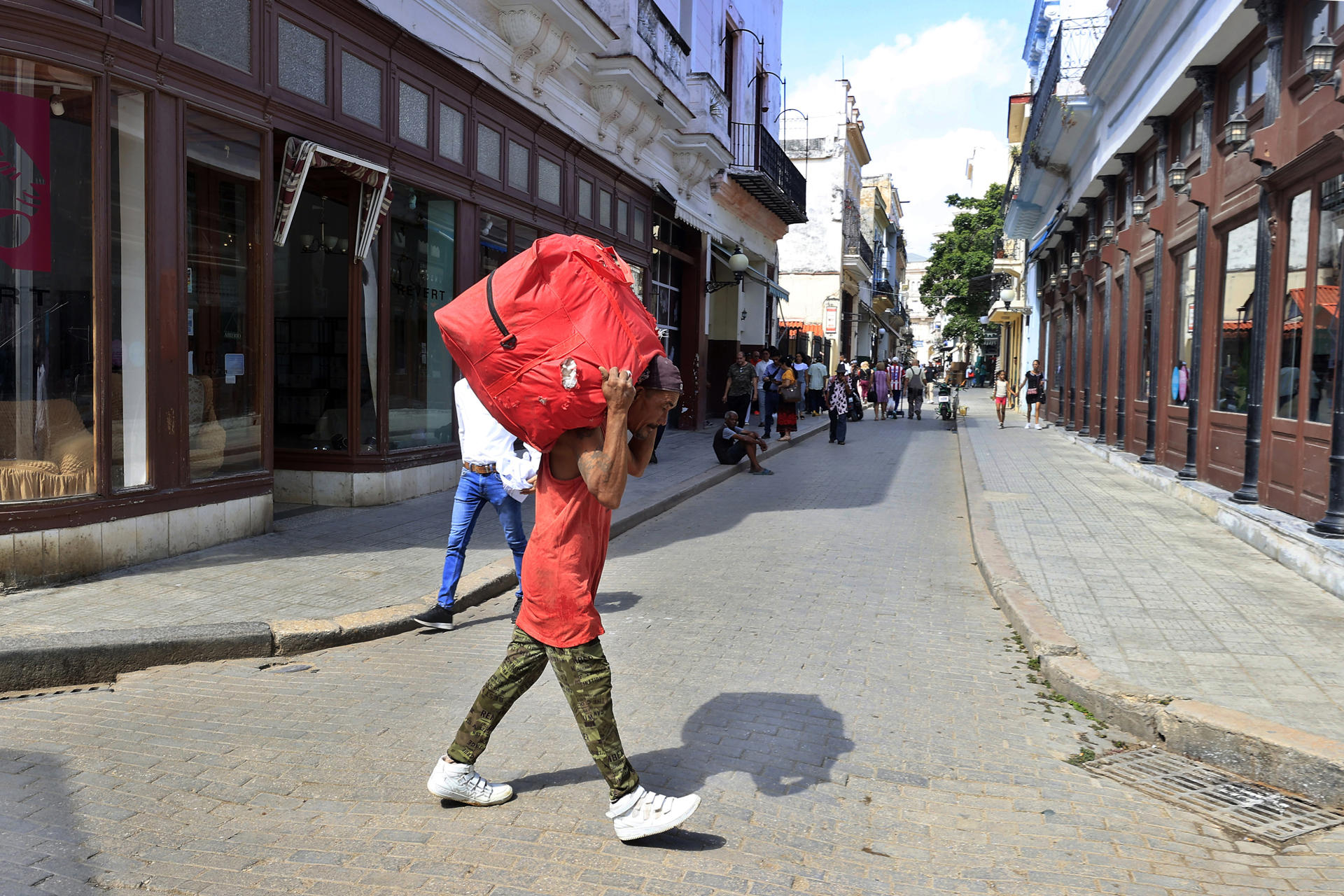 Más aviones espía y drones estadounidenses vigilan Cuba