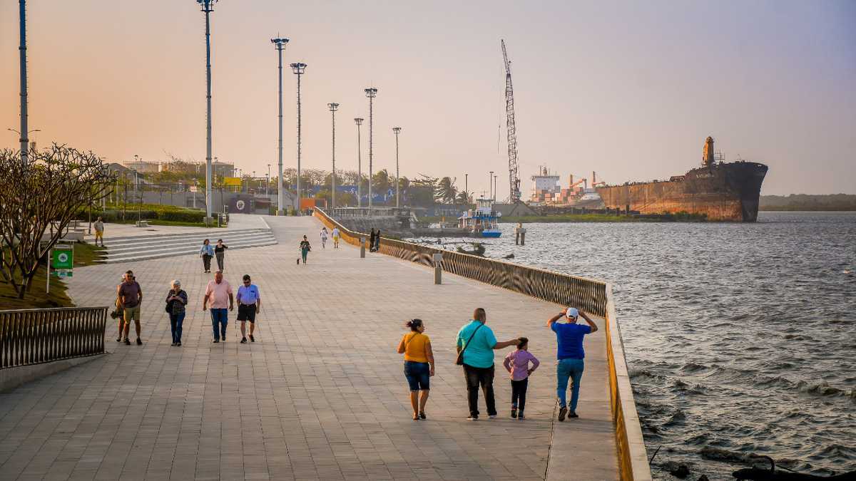El Gran Malecón del Río se desarrolla a lo largo de cinco kilómetros de la ribera occidental del río Magdalena.