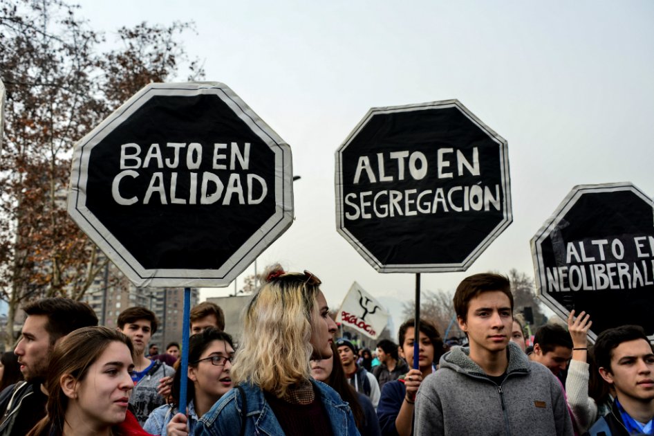 Estudiantes chilenos durante marcha exigen reforma educativa