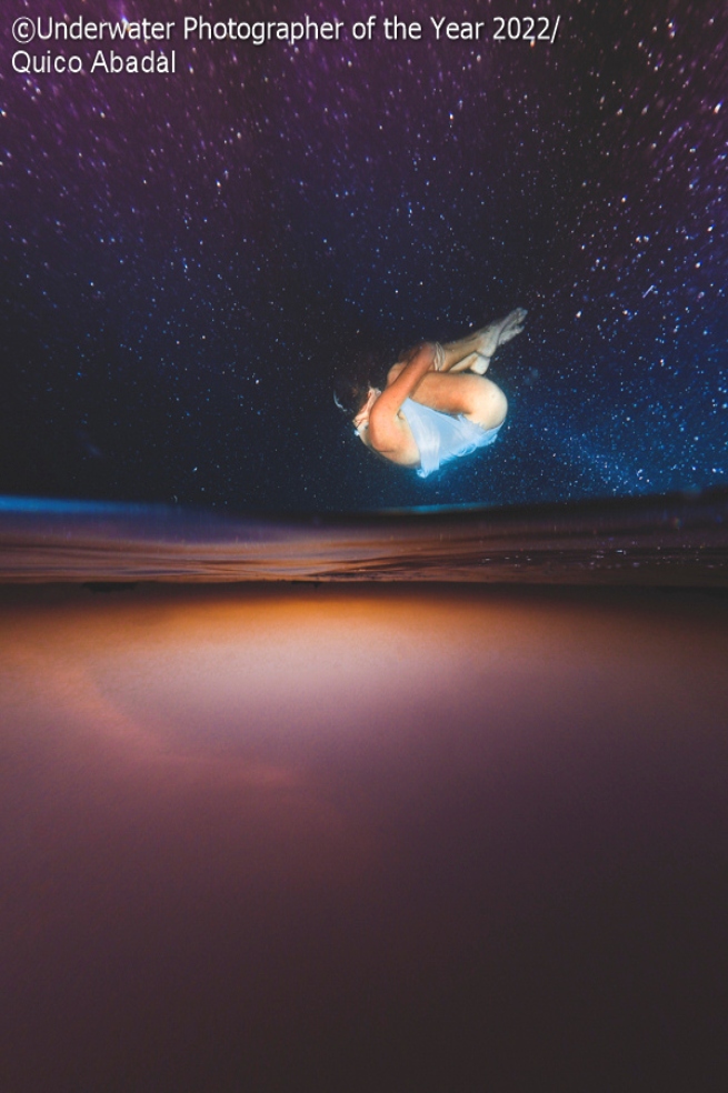Quico Abadal, autor de la fotografía, y Jeniya se conocieron en Koh Tao, una isla de Tailandia. Sobre el resultado de la foto, Abadal apuntó que Jeniya tiene unos movimientos poéticos, tal como el que quedó retratado.