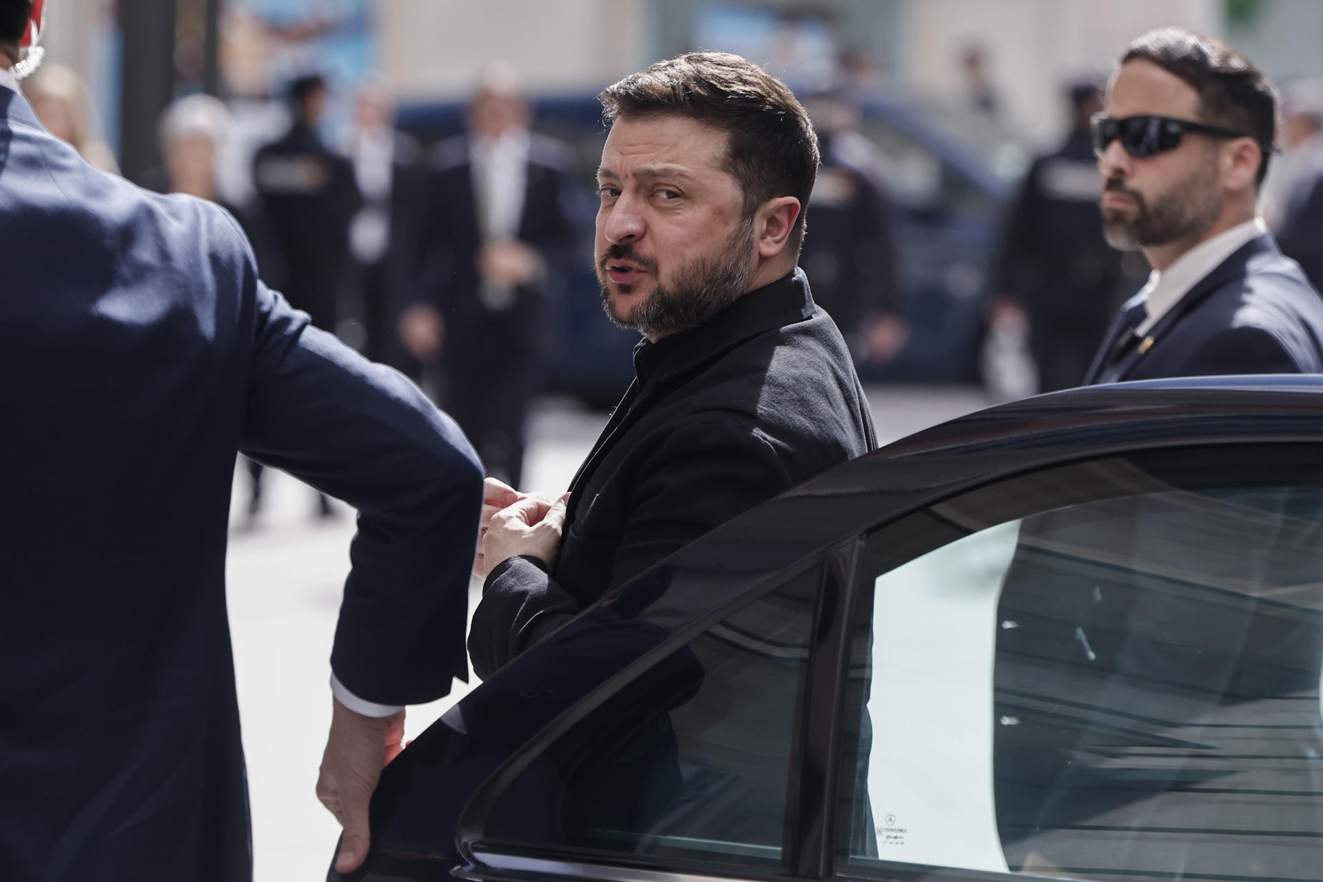 El cambio en la cúpula militar de Ucrania le cuesta a Zelenski protestas durante la guerra