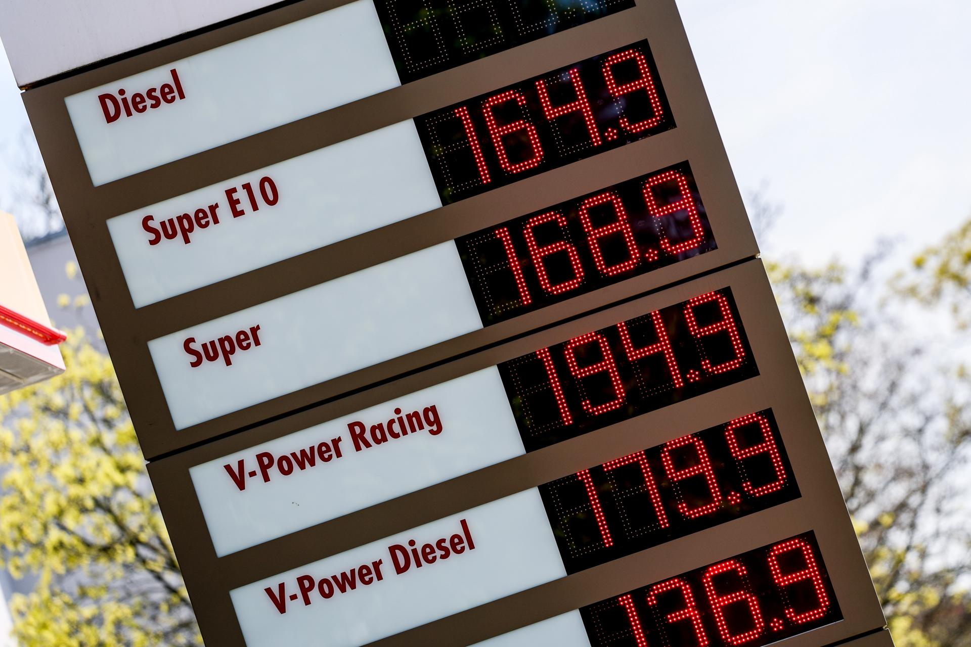Berlin (Germany), 10/04/2025.- Prices for various automotive fuels at a gas station in Berlin, Germany, 10 April 2025. Oil prices rose for the first time since US President Donald Trump initiated a trade war with most of America's trading partners, as several countries were granted a temporary tariffs exemption on April 9. (Alemania) EFE/EPA/FILIP SINGER