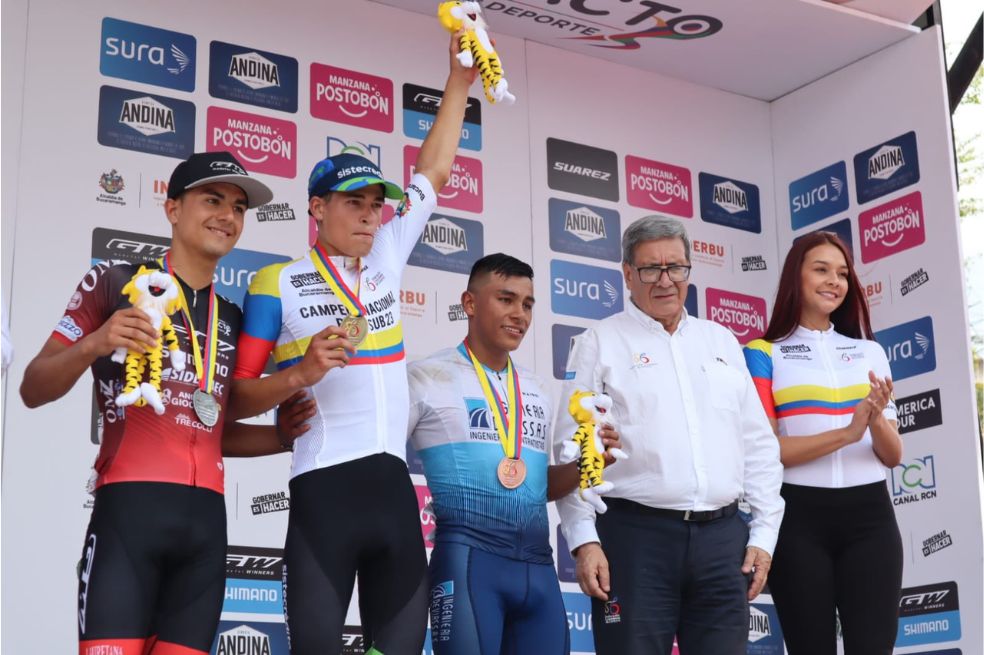 Kevin Castillo (de blanco), junto a Andrés Mancipe y Edwin Patiño.