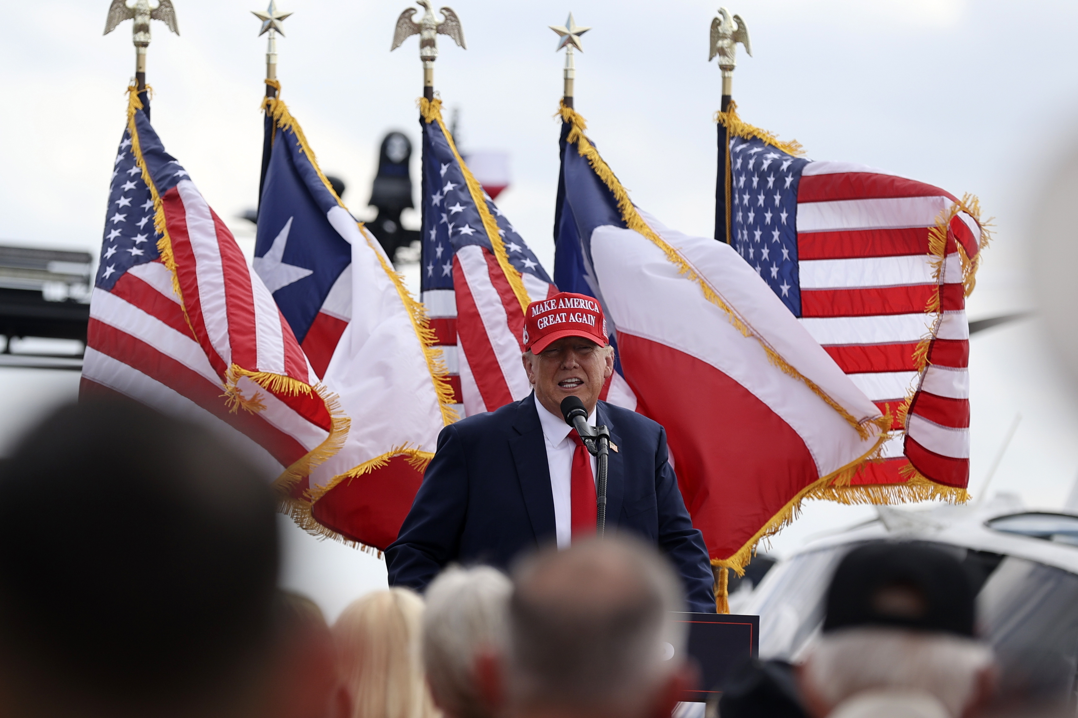 Edinburg (United States), 19/11/2023.- Former US president Donald Trump speaks at the South Texas International Airport in Edinburg, Texas, USA, 19 November 2023. This is another stop of Donald Trumps election campaign tour for presidency in 2024. EFE/EPA/ADAM DAVIS