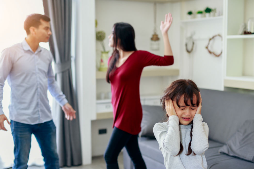 3 cosas que por ninguna razón debería hacer frente a sus hijos: podría herirlos