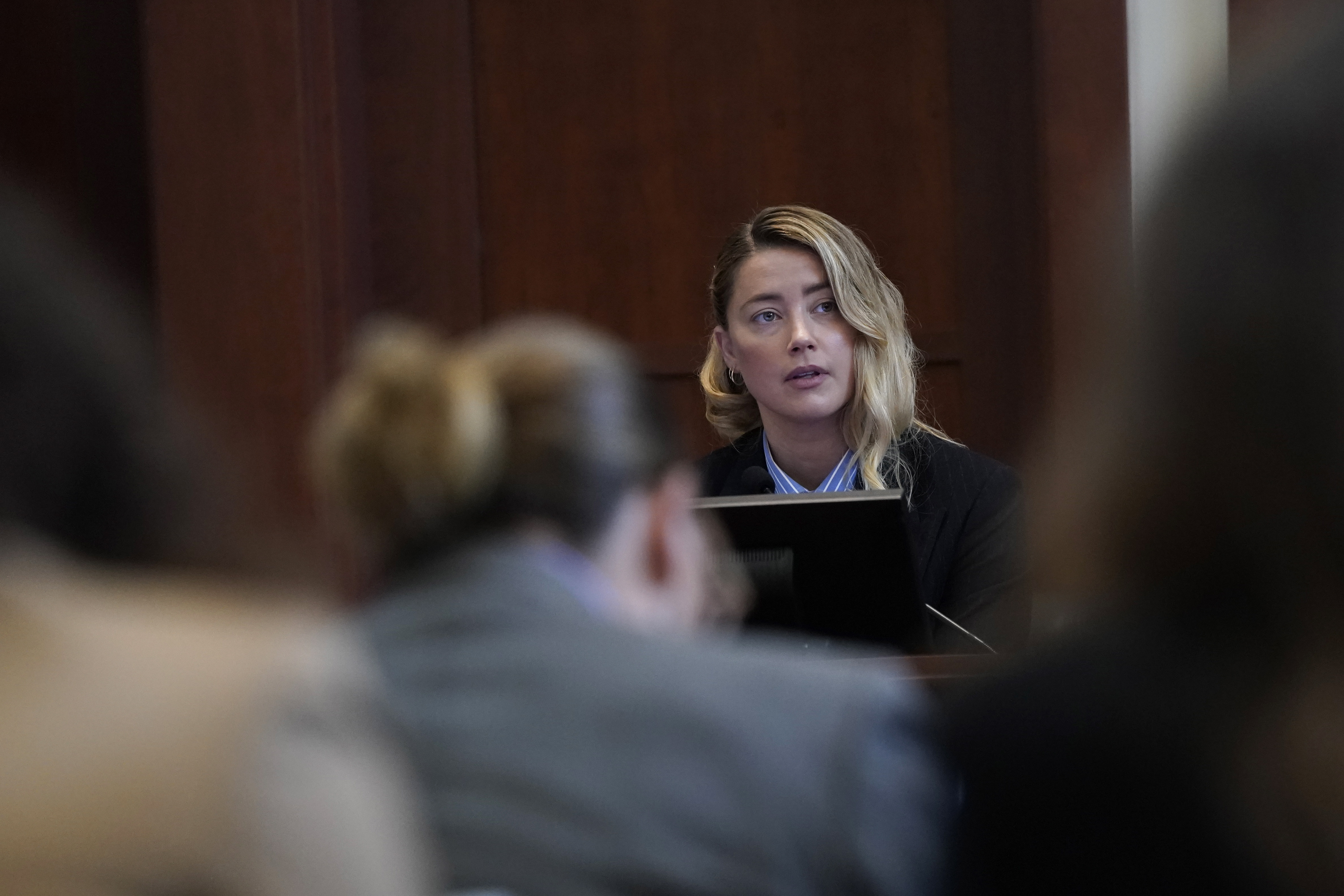 Amber Heard se defiende y reveló lista de parejas íntimas que ha tenido