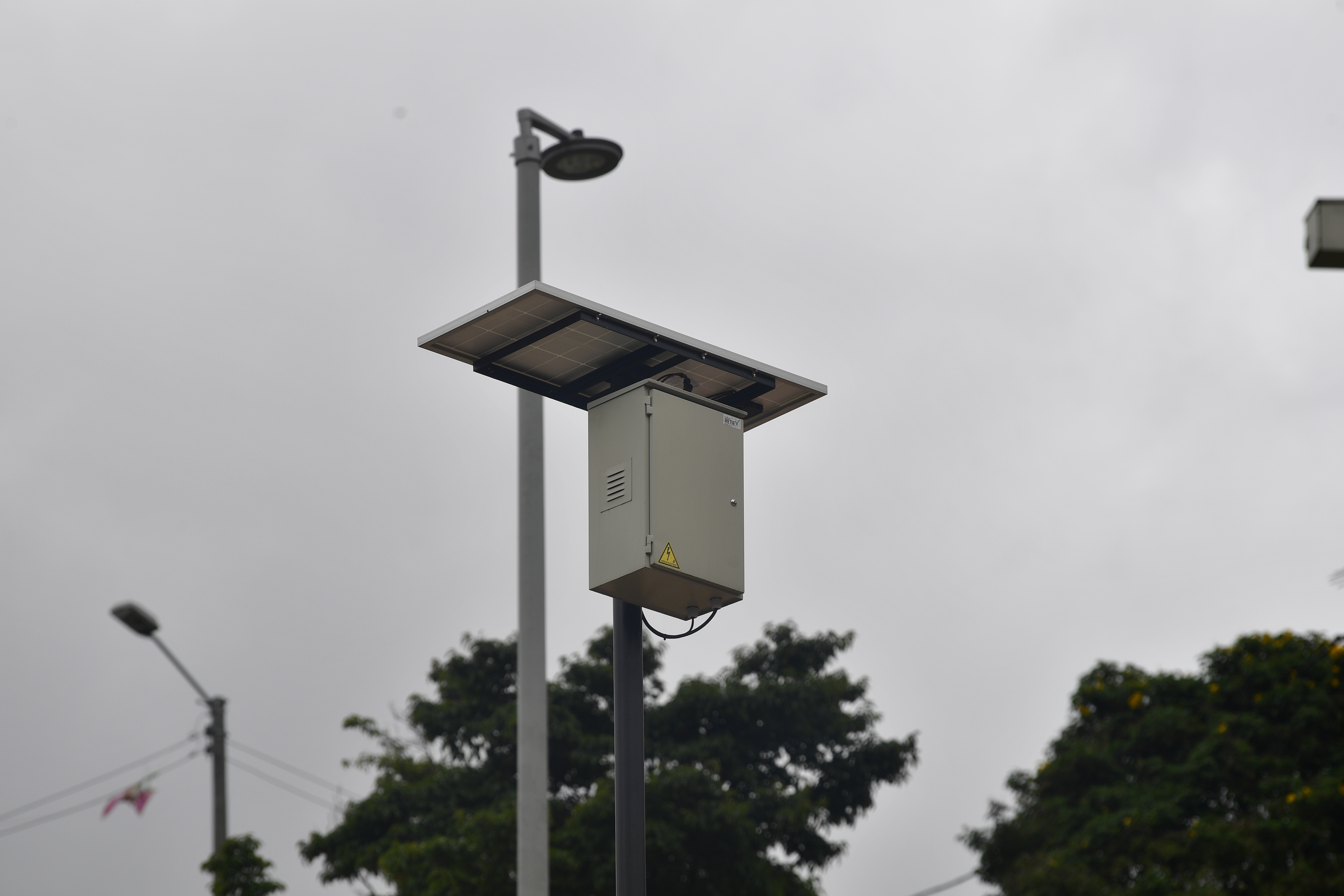 Panel solar que alimenta interruptores y luminarias del parque.