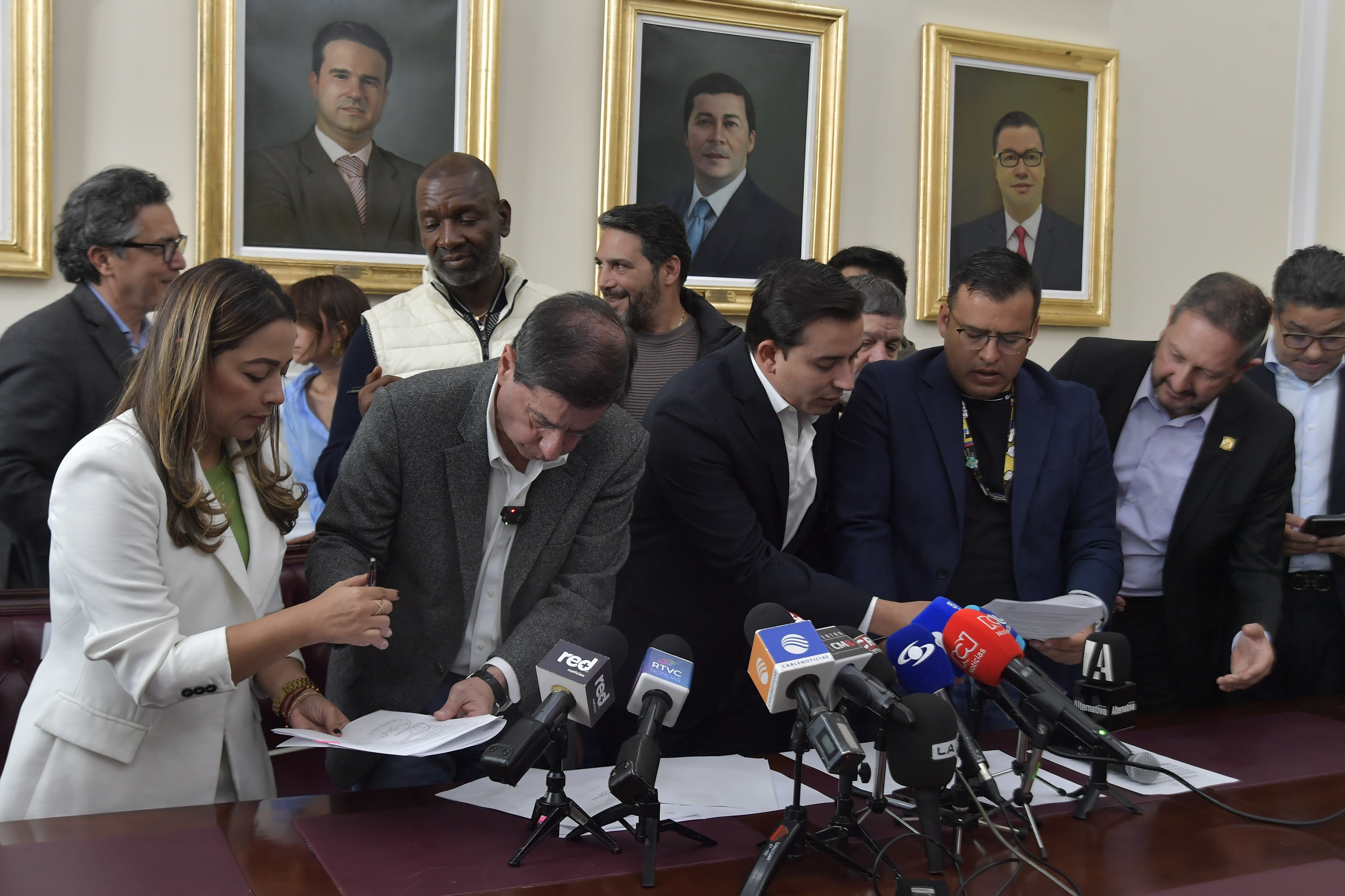 Gobierno cede en financiación privada de campañas y elección del CNE en reforma política
