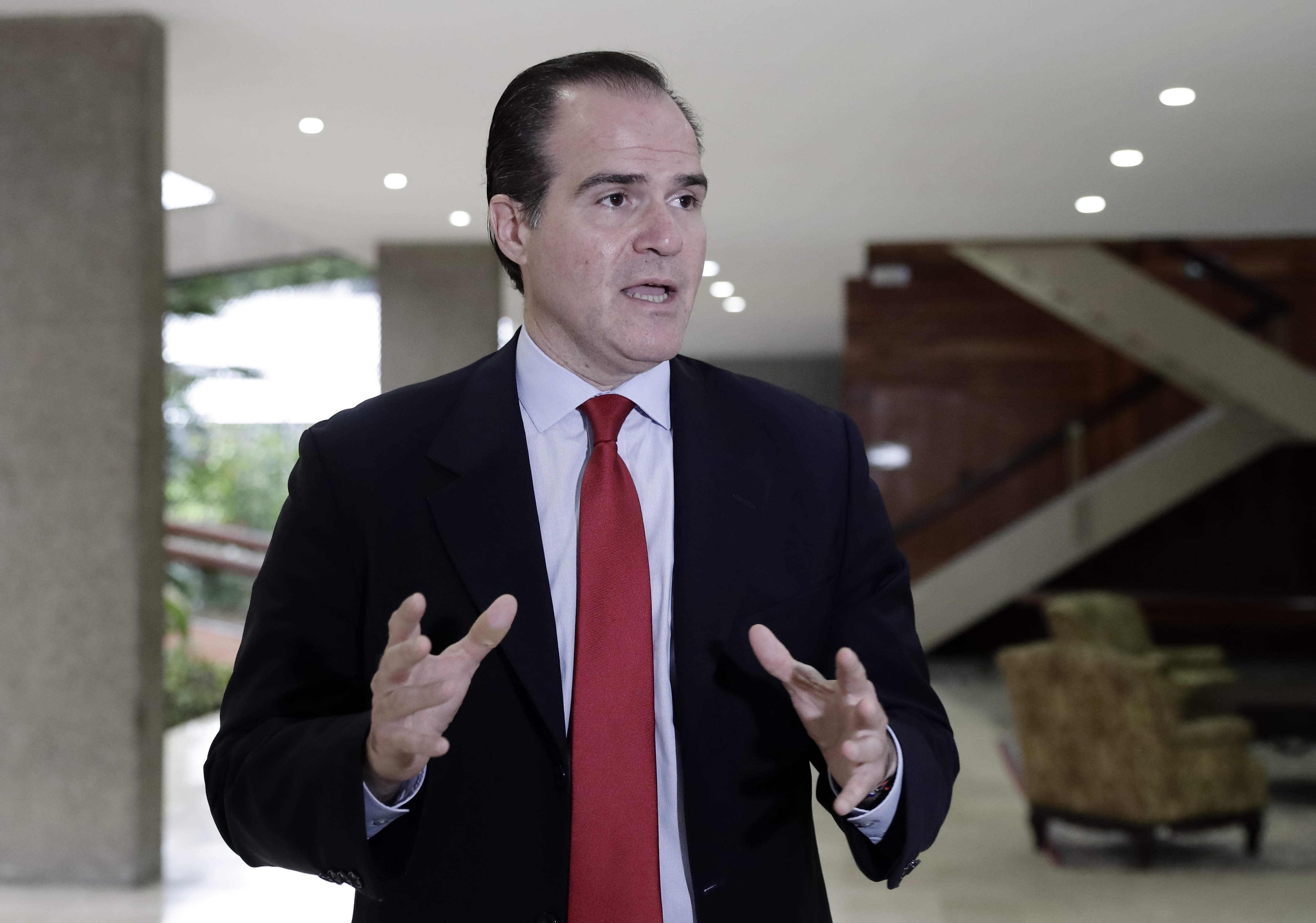 Destituyen al presidente del BID tras relación amorosa con una subordinada