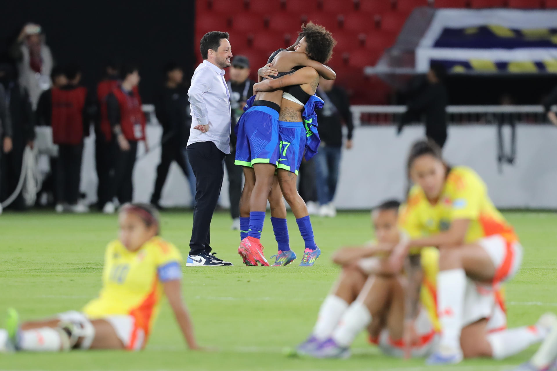 AME7280. QUITO (ECUADOR), 02/08/2025.- Jugadoras de Brasil celebran al ganar la serie de penaltis este sábado, en la final de la Copa América Femenina entre Colombia y Brasil en el estadio Rodrigo Paz Delgado en Quito (Ecuador). EFE/ Jose Jácome