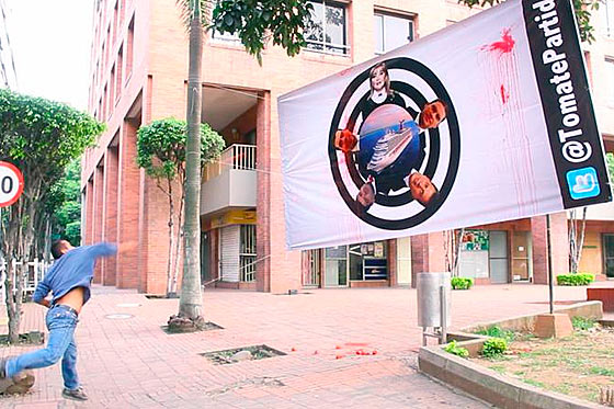 En Cali se vivió una ‘tomatina’ contra la ‘magistrada viajera’