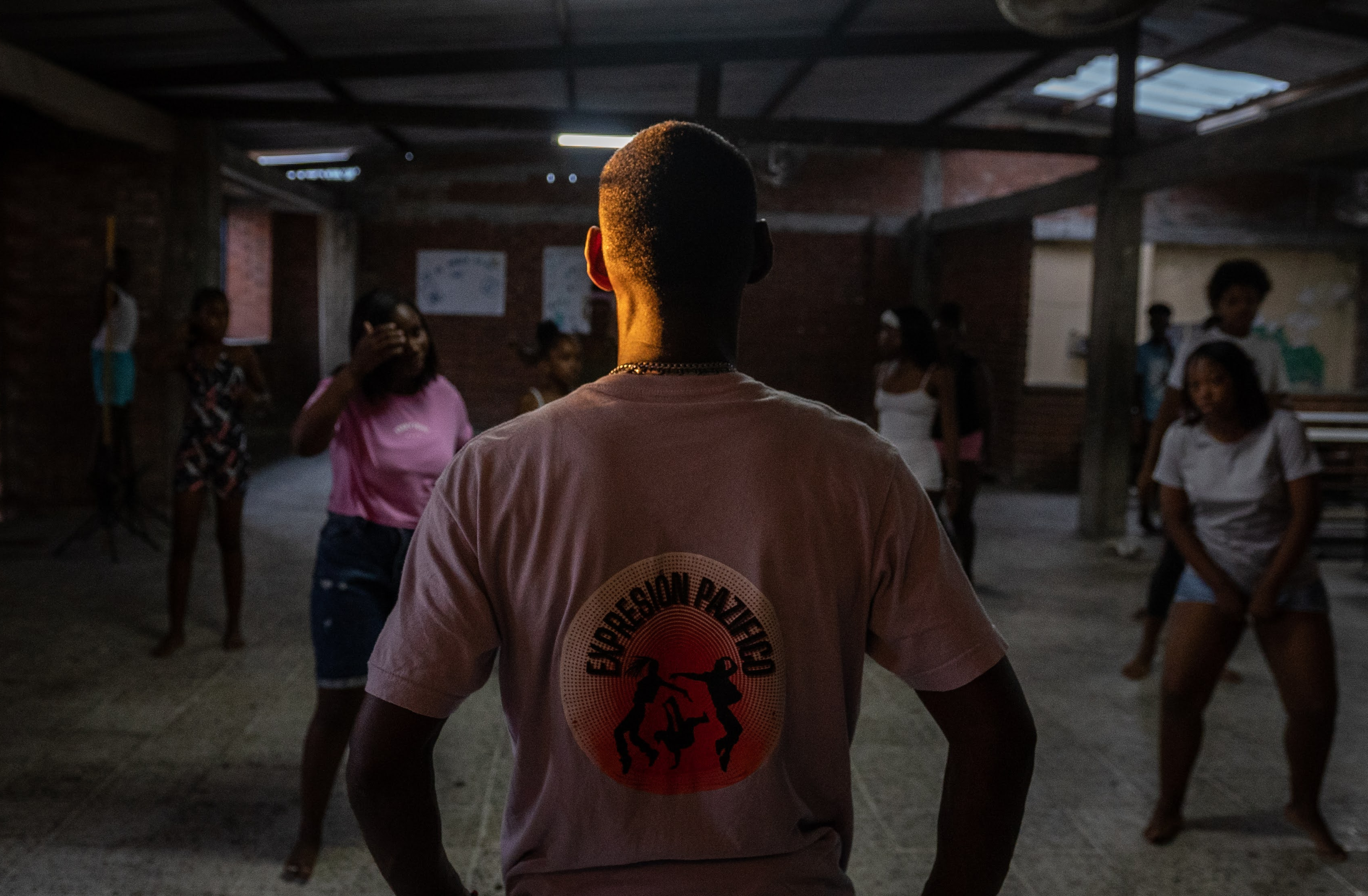 Buenaventura: los jóvenes que resisten a la guerra a través del baile