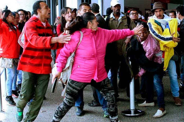 Reclamos de los desplazados que se tomaron el Puente Aéreo
