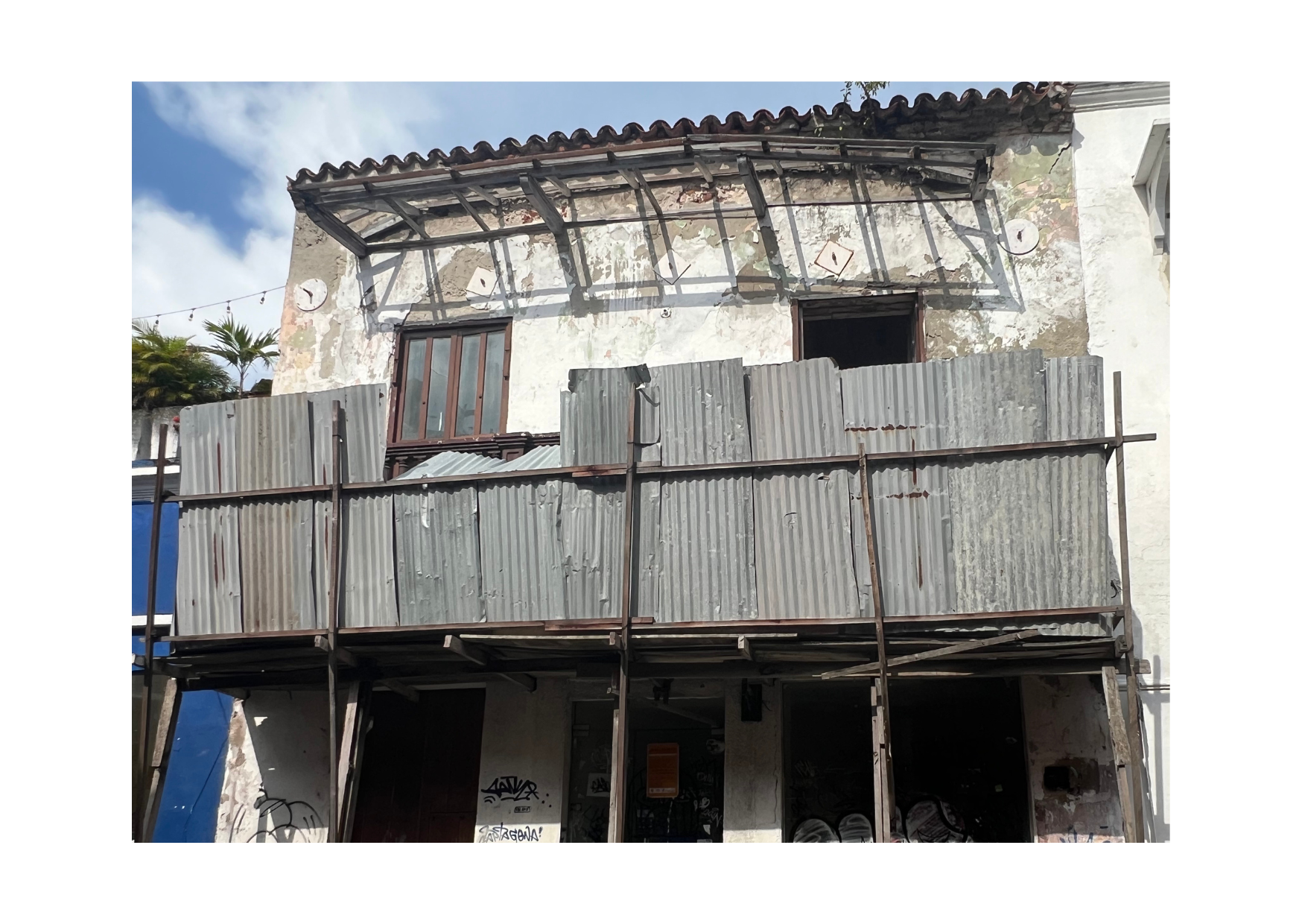 El deterioro de las condiciones de habitabilidad ha forzado a muchos habitantes del centro histórico a vender sus viviendas.