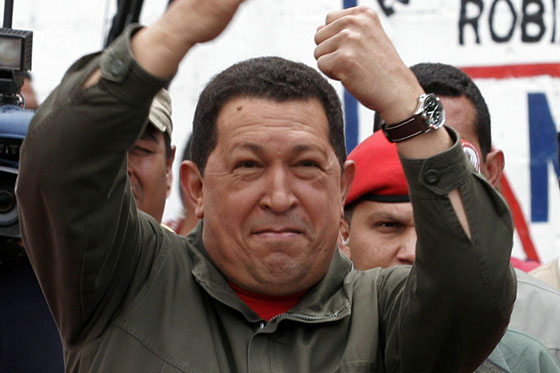 CAR58. CARACAS (VENEZUELA), 15/02/08.- El presidente de Venezuela, Hugo Chávez, sale hoy, 15 de febrero de 2009, del centro de sufragio en Caracas, donde emitió su voto en la jornada del referendo para aprobar o rechazar una reforma constitucional sobre la reelección de cargos públicos de elección popular a la que están convocados cerca de 17 millones de venezolanos. EFE/Eduardo Mayorca