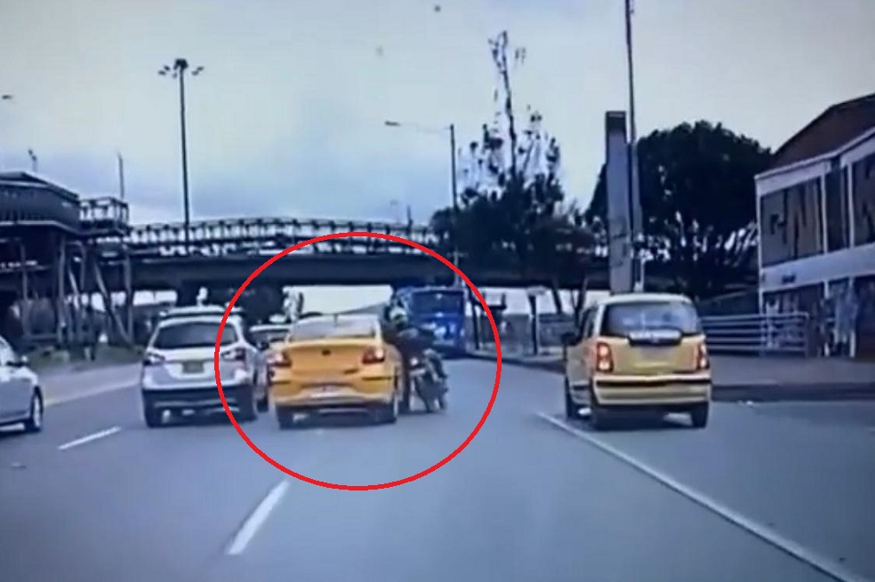 Secretaría de Movilidad investigará a taxista que arrolló un motociclista en Bogotá