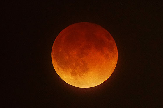 Un rojo intenso se apoderó de la Luna durante el eclipse