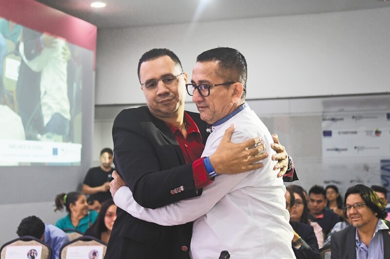 El perdón entre exparas y exfarc en Cúcuta