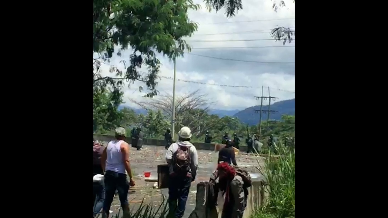 Según Suárez, los uniformados llegaron al municipio a reforzar el pie de fuerza y atender los disturbios que se registran en medio del Paro Nacional. Un hecho similar al de Bogotá, donde la Fuerza Pública aterrizó un helicóptero en un colegio.