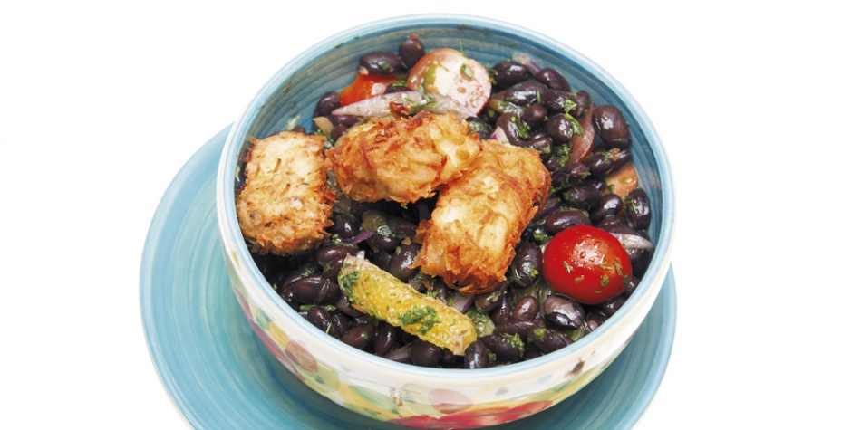 Ensalada de pollo apanado con coco y fríjol negro con naranja