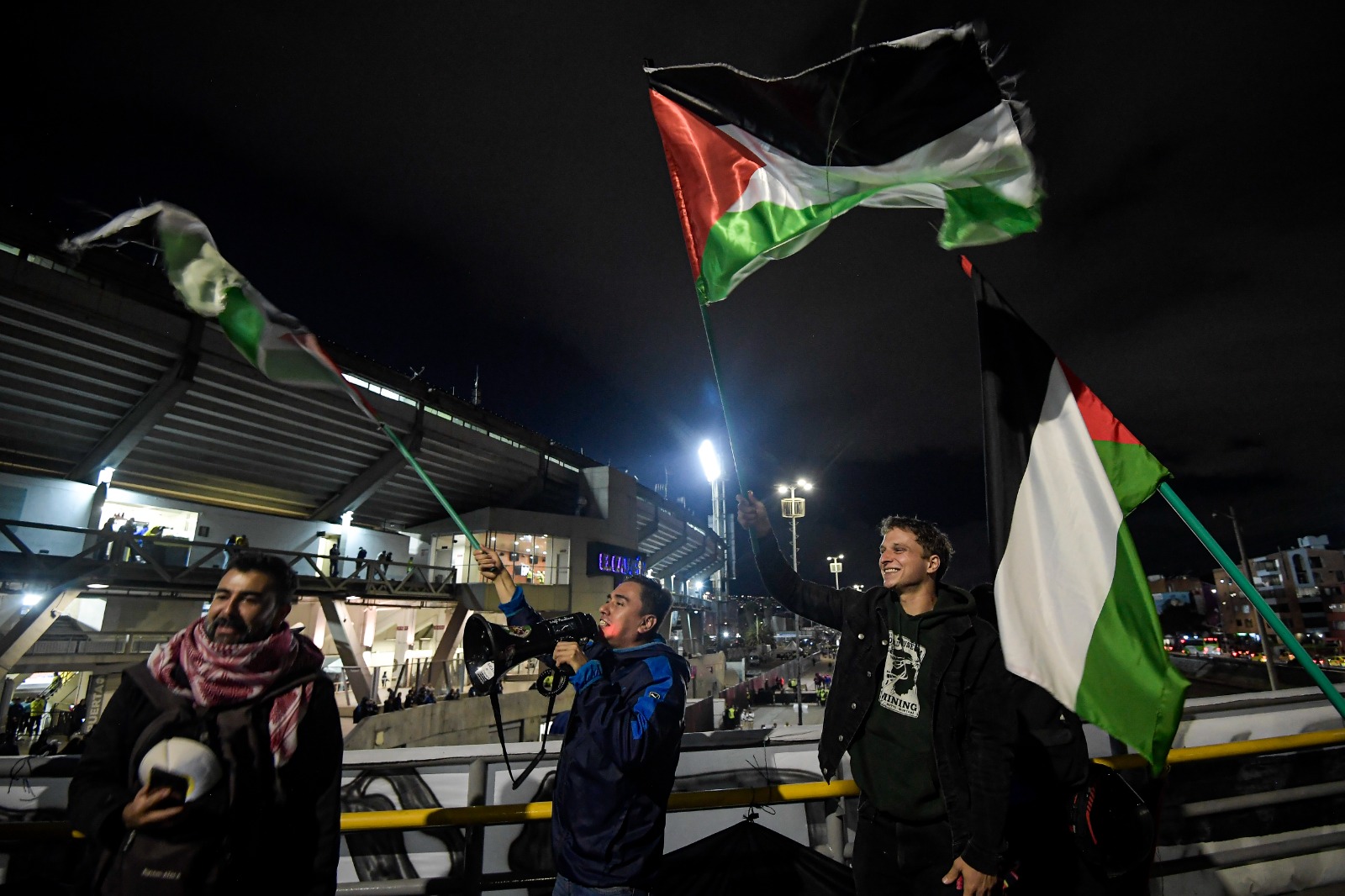 En fotos: la bandera palestina fue protagonista en una noche de fútbol en Bogotá