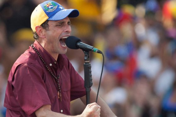 Denuncian ante justicia colombiana a Capriles por reunión con Uribe