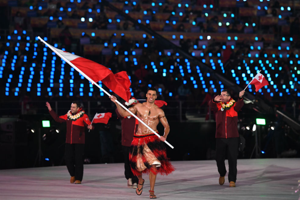Abanderado de Tonga desfila con el torso desnudo en inauguración olímpicos de invierno