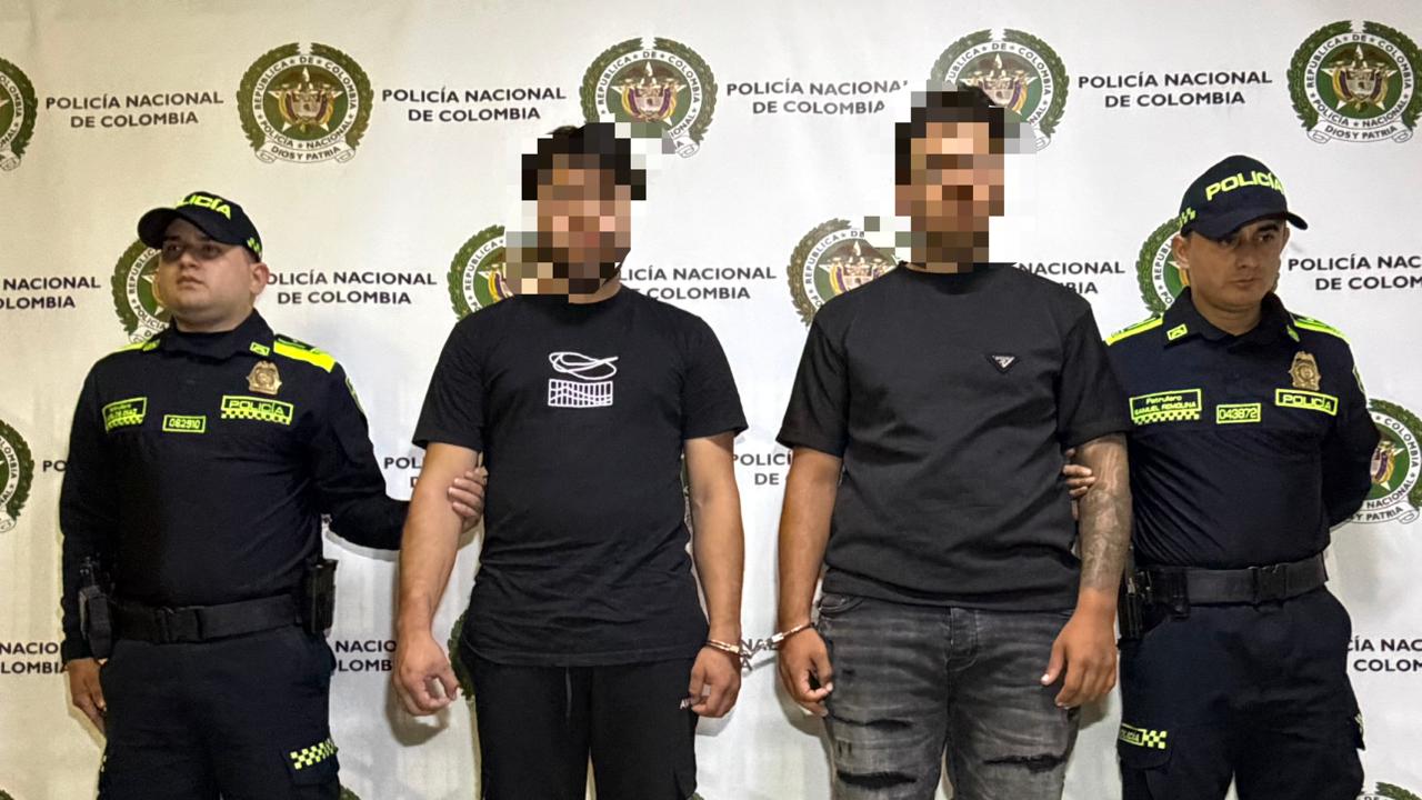 Sebastián Sánchez Acevedo y Jhon Schneider Muñoz Rojas, presuntos responsables de atracos violentos, capturados en Manrique, Medellín.