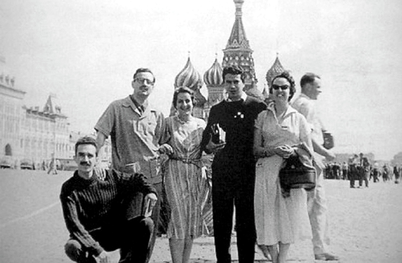García Márquez (primero a la izquierda, de cuclillas) cuando conoció Moscú con sus amigos en los años 50 del siglo XX. / Archivo