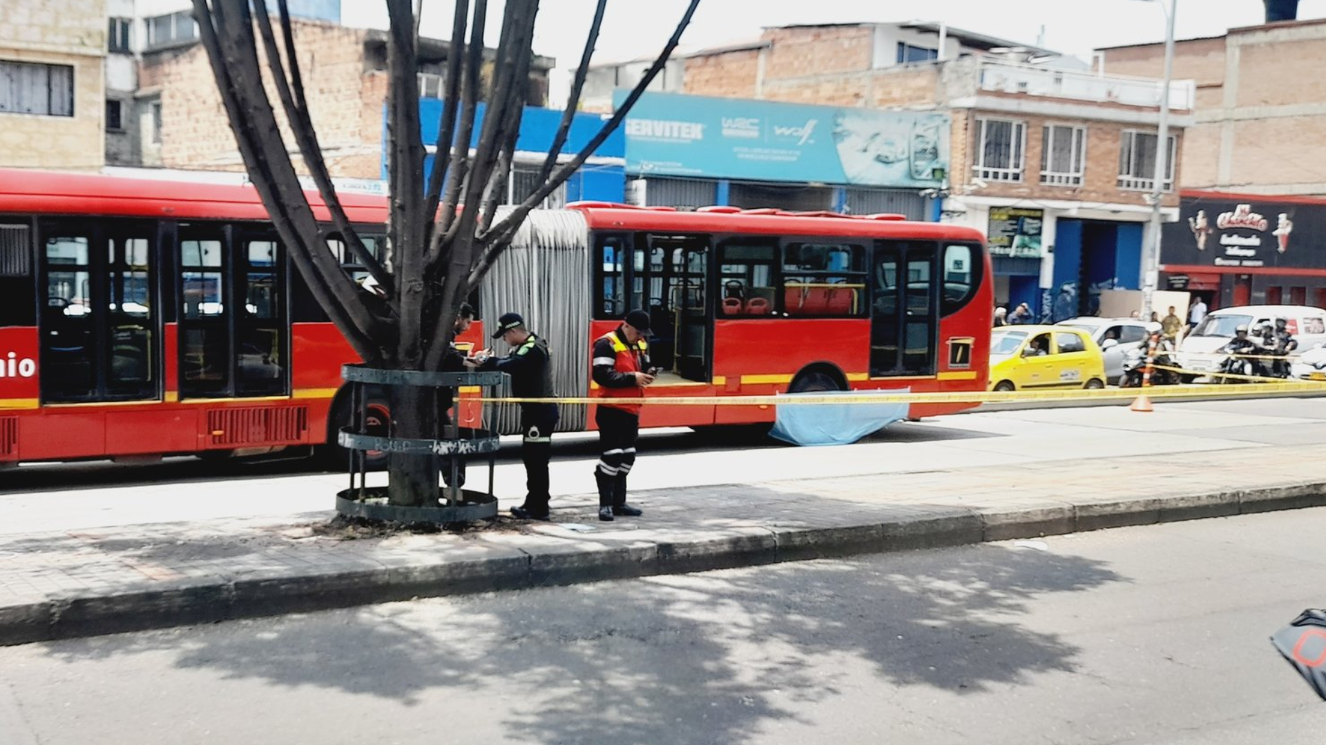 Peatón falleció tras ser arrollado por bus de Transmilenio en la Avenida Caracas