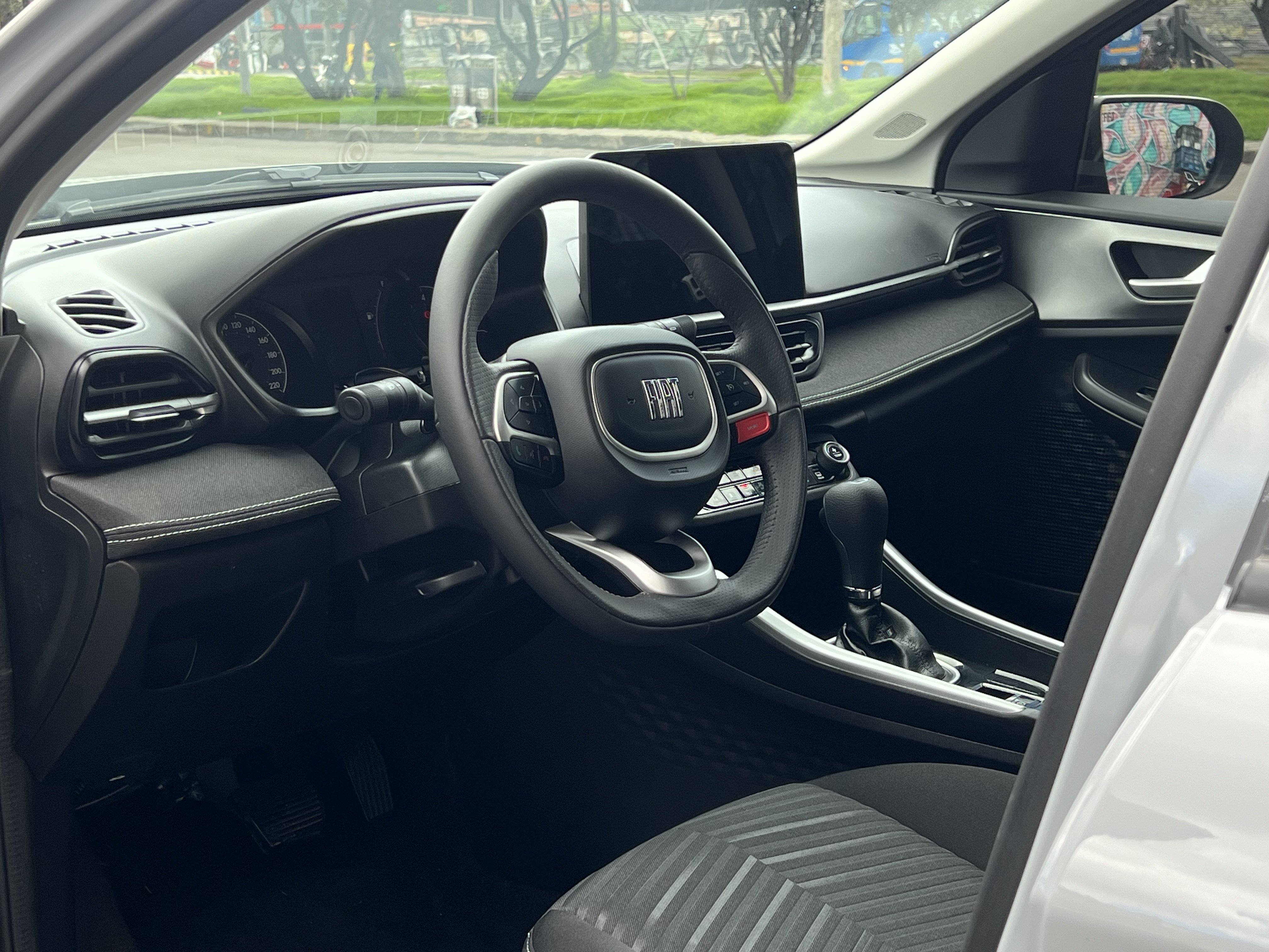 En el interior del Fiat Fastback se encuentra un sistema multimedia con pantalla táctil de 10,1”, el cual ofrece conectividad Android Auto y Apple CarPlay de forma inalámbrica.