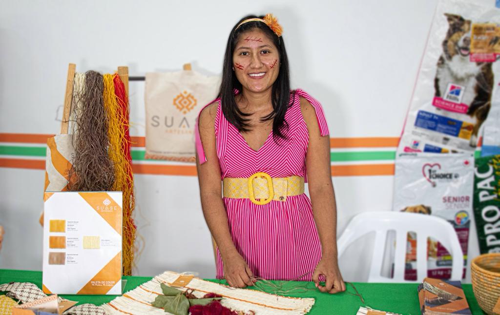 Ella crea artesanías que rescatan la tradición del resguardo Panuré en el Guaviare